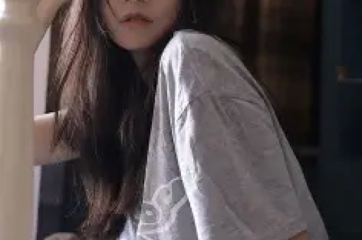 刚分手一周！八卦媒体爆料：维尼修斯在私人场所与数位女性聚会